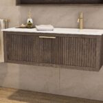 Das Rosenfeld Badmöbel 120 in Eiche dunkel strahlt Luxus und Ruhe aus. Gefertigt aus massivem Eichenholz mit Rillenfront, hochwertigen Softclose-Schubladen und einem matten weißen Mineralwerkstoff- mit Überlauf. Das Waschbecken ist wahlweise mit oder ohne