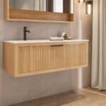 Das Rosenfeld Badmöbel 120 in Natur Eiche vereint handwerkliche Präzision mit modernem Luxus. Gefertigt aus massivem Eichenholz mit Rillenfront, Softclose-Schubladen und einem matten weißen Mineralwerkstoff-. Das Waschbecken ist wahlweise mit oder ohne Ha