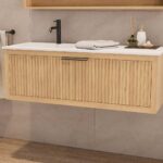 Das Rosenfeld Badmöbel 120 in Natur Eiche vereint handwerkliche Präzision mit modernem Luxus. Gefertigt aus massivem Eichenholz mit Rillenfront, Softclose-Schubladen und einem matten weißen Mineralwerkstoff-. Das Waschbecken ist wahlweise mit oder ohne Ha
