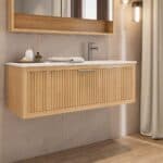 Das Rosenfeld Badmöbel 120 in Natur Eiche vereint handwerkliche Präzision mit modernem Luxus. Gefertigt aus massivem Eichenholz mit Rillenfront, Softclose-Schubladen und einem matten weißen Mineralwerkstoff-. Das Waschbecken ist wahlweise mit oder ohne Ha