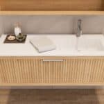 Das Rosenfeld Badmöbel 120 in Natur Eiche vereint handwerkliche Präzision mit modernem Luxus. Gefertigt aus massivem Eichenholz mit Rillenfront, Softclose-Schubladen und einem matten weißen Mineralwerkstoff-. Das Waschbecken ist wahlweise mit oder ohne Ha