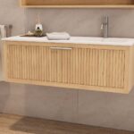Das Rosenfeld Badmöbel 120 in Natur Eiche vereint handwerkliche Präzision mit modernem Luxus. Gefertigt aus massivem Eichenholz mit Rillenfront, Softclose-Schubladen und einem matten weißen Mineralwerkstoff-. Das Waschbecken ist wahlweise mit oder ohne Ha