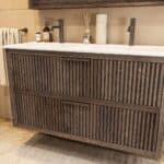 Wandhängendes Badezimmermöbel 120 cm aus dunkler Eiche mit zwei Schubladen und matt-weißer Mineralguss-Waschtisch (luxuriös)