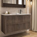 Das Rosenfeld Badmöbel 120 in Eiche dunkel strahlt Luxus und Ruhe aus. Gefertigt aus massivem Eichenholz mit Rillenfront, zwei hochwertigen Softclose-Schubladen und einem matten weißen Mineralwerkstoff- mit Überlauf. Das Waschbecken ist wahlweise mit oder