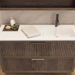 Das Rosenfeld Badmöbel 120 in Eiche dunkel strahlt Luxus und Ruhe aus. Gefertigt aus massivem Eichenholz mit Rillenfront, zwei hochwertigen Softclose-Schubladen und einem matten weißen Mineralwerkstoff- mit Überlauf. Das Waschbecken ist wahlweise mit oder