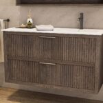 Das Rosenfeld Badmöbel 120 in Eiche dunkel strahlt Luxus und Ruhe aus. Gefertigt aus massivem Eichenholz mit Rillenfront, zwei hochwertigen Softclose-Schubladen und einem matten weißen Mineralwerkstoff- mit Überlauf. Das Waschbecken ist wahlweise mit oder