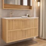 Das Rosenfeld Badmöbel 120 in Eiche natur vereint handwerkliche Präzision mit modernem Luxus. Gefertigt aus massivem Eichenholz mit Rillenfront, zwei Softclose-Schubladen und einem matten weißen Mineralwerkstoff-. Das Waschbecken ist wahlweise mit oder oh