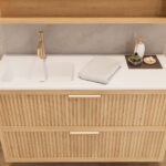 Das Rosenfeld Badmöbel 120 in Eiche natur vereint handwerkliche Präzision mit modernem Luxus. Gefertigt aus massivem Eichenholz mit Rillenfront, zwei Softclose-Schubladen und einem matten weißen Mineralwerkstoff-. Das Waschbecken ist wahlweise mit oder oh