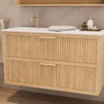 Das Rosenfeld Badmöbel 120 in Eiche natur vereint handwerkliche Präzision mit modernem Luxus. Gefertigt aus massivem Eichenholz mit Rillenfront, zwei Softclose-Schubladen und einem matten weißen Mineralwerkstoff-. Das Waschbecken ist wahlweise mit oder oh