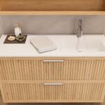 Das Rosenfeld Badmöbel 120 in Eiche natur vereint handwerkliche Präzision mit modernem Luxus. Gefertigt aus massivem Eichenholz mit Rillenfront, zwei Softclose-Schubladen und einem matten weißen Mineralwerkstoff-. Das Waschbecken ist wahlweise mit oder oh