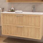 Das Rosenfeld Badmöbel 120 in Eiche natur vereint handwerkliche Präzision mit modernem Luxus. Gefertigt aus massivem Eichenholz mit Rillenfront, zwei Softclose-Schubladen und einem matten weißen Mineralwerkstoff-. Das Waschbecken ist wahlweise mit oder oh