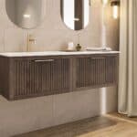 Das Rosenfeld Badmöbel 140 in Eiche dunkel strahlt Luxus und Ruhe aus. Gefertigt aus massivem Eichenholz mit Rillenfront, vier hochwertigen Softclose-Schubladen und einem matten weißen Mineralwerkstoff- mit Überlauf. Das Waschbecken ist wahlweise mit oder