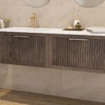 Das Rosenfeld Badmöbel 140 in Eiche dunkel strahlt Luxus und Ruhe aus. Gefertigt aus massivem Eichenholz mit Rillenfront, vier hochwertigen Softclose-Schubladen und einem matten weißen Mineralwerkstoff- mit Überlauf. Das Waschbecken ist wahlweise mit oder