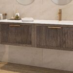 Das Rosenfeld Badmöbel 140 in Eiche dunkel strahlt Luxus und Ruhe aus. Gefertigt aus massivem Eichenholz mit Rillenfront, vier hochwertigen Softclose-Schubladen und einem matten weißen Mineralwerkstoff- mit Überlauf. Das Waschbecken ist wahlweise mit oder