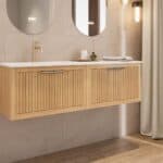 Das Rosenfeld Badmöbel 140 in Natur Eiche vereint handwerkliche Präzision mit modernem Luxus. Gefertigt aus massivem Eichenholz mit Rillenfront, vier Softclose-Schubladen und einem matten weißen Mineralwerkstoff-. Das Waschbecken ist wahlweise mit oder oh