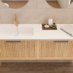 Das Rosenfeld Badmöbel 140 in Natur Eiche vereint handwerkliche Präzision mit modernem Luxus. Gefertigt aus massivem Eichenholz mit Rillenfront, vier Softclose-Schubladen und einem matten weißen Mineralwerkstoff-. Das Waschbecken ist wahlweise mit oder oh