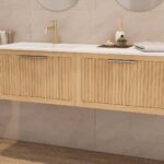 Das Rosenfeld Badmöbel 140 in Natur Eiche vereint handwerkliche Präzision mit modernem Luxus. Gefertigt aus massivem Eichenholz mit Rillenfront, vier Softclose-Schubladen und einem matten weißen Mineralwerkstoff-. Das Waschbecken ist wahlweise mit oder oh