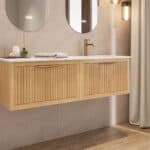Das Rosenfeld Badmöbel 140 in Natur Eiche vereint handwerkliche Präzision mit modernem Luxus. Gefertigt aus massivem Eichenholz mit Rillenfront, vier Softclose-Schubladen und einem matten weißen Mineralwerkstoff-. Das Waschbecken ist wahlweise mit oder oh