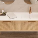 Das Rosenfeld Badmöbel 140 in Natur Eiche vereint handwerkliche Präzision mit modernem Luxus. Gefertigt aus massivem Eichenholz mit Rillenfront, vier Softclose-Schubladen und einem matten weißen Mineralwerkstoff-. Das Waschbecken ist wahlweise mit oder oh