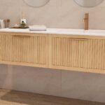Das Rosenfeld Badmöbel 140 in Natur Eiche vereint handwerkliche Präzision mit modernem Luxus. Gefertigt aus massivem Eichenholz mit Rillenfront, vier Softclose-Schubladen und einem matten weißen Mineralwerkstoff-. Das Waschbecken ist wahlweise mit oder oh