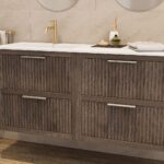 Das Rosenfeld Badmöbel 140 in Eiche dunkel strahlt Luxus und Ruhe aus. Gefertigt aus massivem Eichenholz mit Rillenfront, vier hochwertigen Softclose-Schubladen und einem matten weißen Mineralwerkstoff- mit Überlauf. Das Waschbecken ist wahlweise mit oder