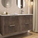 Das Rosenfeld Badmöbel 140 in Eiche dunkel strahlt Luxus und Ruhe aus. Gefertigt aus massivem Eichenholz mit Rillenfront, vier hochwertigen Softclose-Schubladen und einem matten weißen Mineralwerkstoff- mit Überlauf. Das Waschbecken ist wahlweise mit oder