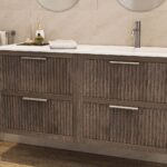 Das Rosenfeld Badmöbel 140 in Eiche dunkel strahlt Luxus und Ruhe aus. Gefertigt aus massivem Eichenholz mit Rillenfront, vier hochwertigen Softclose-Schubladen und einem matten weißen Mineralwerkstoff- mit Überlauf. Das Waschbecken ist wahlweise mit oder