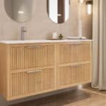 Das Rosenfeld Badmöbel 140 in Eiche natur vereint handwerkliche Präzision mit modernem Luxus. Gefertigt aus massivem Eichenholz mit Rillenfront, vier Softclose-Schubladen und einem matten weißen Mineralwerkstoff-. Das Waschbecken ist wahlweise mit oder oh