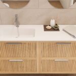 Das Rosenfeld Badmöbel 140 in Eiche natur vereint handwerkliche Präzision mit modernem Luxus. Gefertigt aus massivem Eichenholz mit Rillenfront, vier Softclose-Schubladen und einem matten weißen Mineralwerkstoff-. Das Waschbecken ist wahlweise mit oder oh