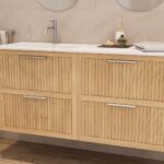 Das Rosenfeld Badmöbel 140 in Eiche natur vereint handwerkliche Präzision mit modernem Luxus. Gefertigt aus massivem Eichenholz mit Rillenfront, vier Softclose-Schubladen und einem matten weißen Mineralwerkstoff-. Das Waschbecken ist wahlweise mit oder oh
