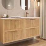 Das Rosenfeld Badmöbel 140 in Eiche natur vereint handwerkliche Präzision mit modernem Luxus. Gefertigt aus massivem Eichenholz mit Rillenfront, vier Softclose-Schubladen und einem matten weißen Mineralwerkstoff-. Das Waschbecken ist wahlweise mit oder oh