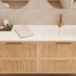 Das Rosenfeld Badmöbel 140 in Eiche natur vereint handwerkliche Präzision mit modernem Luxus. Gefertigt aus massivem Eichenholz mit Rillenfront, vier Softclose-Schubladen und einem matten weißen Mineralwerkstoff-. Das Waschbecken ist wahlweise mit oder oh