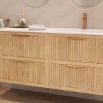 Das Rosenfeld Badmöbel 140 in Eiche natur vereint handwerkliche Präzision mit modernem Luxus. Gefertigt aus massivem Eichenholz mit Rillenfront, vier Softclose-Schubladen und einem matten weißen Mineralwerkstoff-. Das Waschbecken ist wahlweise mit oder oh