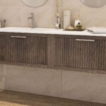 Das Rosenfeld Badmöbel 160 in Eiche dunkel strahlt Luxus und Ruhe aus. Gefertigt aus massivem Eichenholz mit Rillenfront, vier hochwertigen Softclose-Schubladen und einem matten weißen Mineralwerkstoff- mit Überlauf. Das Waschbecken ist wahlweise mit oder