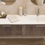 Das Rosenfeld Badmöbel 160 in Eiche dunkel strahlt Luxus und Ruhe aus. Gefertigt aus massivem Eichenholz mit Rillenfront, vier hochwertigen Softclose-Schubladen und einem matten weißen Mineralwerkstoff- mit Überlauf. Das Waschbecken ist wahlweise mit oder