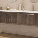 Das Rosenfeld Badmöbel 160 in Eiche dunkel strahlt Luxus und Ruhe aus. Gefertigt aus massivem Eichenholz mit Rillenfront, vier hochwertigen Softclose-Schubladen und einem matten weißen Mineralwerkstoff- mit Überlauf. Das Waschbecken ist wahlweise mit oder