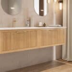 Das Rosenfeld Badmöbel 160 in Natur Eiche vereint handwerkliche Präzision mit modernem Luxus. Gefertigt aus massivem Eichenholz mit Rillenfront, vier Softclose-Schubladen und einem matten weißen Mineralwerkstoff-. Das Waschbecken ist wahlweise mit oder oh
