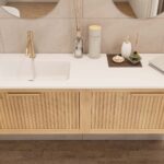 Das Rosenfeld Badmöbel 160 in Natur Eiche vereint handwerkliche Präzision mit modernem Luxus. Gefertigt aus massivem Eichenholz mit Rillenfront, vier Softclose-Schubladen und einem matten weißen Mineralwerkstoff-. Das Waschbecken ist wahlweise mit oder oh