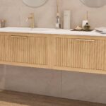 Das Rosenfeld Badmöbel 160 in Natur Eiche vereint handwerkliche Präzision mit modernem Luxus. Gefertigt aus massivem Eichenholz mit Rillenfront, vier Softclose-Schubladen und einem matten weißen Mineralwerkstoff-. Das Waschbecken ist wahlweise mit oder oh