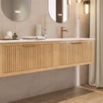 Das Rosenfeld Badmöbel 160 in Natur Eiche vereint handwerkliche Präzision mit modernem Luxus. Gefertigt aus massivem Eichenholz mit Rillenfront, vier Softclose-Schubladen und einem matten weißen Mineralwerkstoff-. Das Waschbecken ist wahlweise mit oder oh