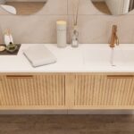 Das Rosenfeld Badmöbel 160 in Natur Eiche vereint handwerkliche Präzision mit modernem Luxus. Gefertigt aus massivem Eichenholz mit Rillenfront, vier Softclose-Schubladen und einem matten weißen Mineralwerkstoff-. Das Waschbecken ist wahlweise mit oder oh