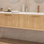 Das Rosenfeld Badmöbel 160 in Natur Eiche vereint handwerkliche Präzision mit modernem Luxus. Gefertigt aus massivem Eichenholz mit Rillenfront, vier Softclose-Schubladen und einem matten weißen Mineralwerkstoff-. Das Waschbecken ist wahlweise mit oder oh