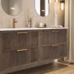 Das Rosenfeld Badmöbel 160 in Eiche dunkel strahlt Luxus und Ruhe aus. Gefertigt aus massivem Eichenholz mit Rillenfront, vier hochwertigen Softclose-Schubladen und einem matten weißen Mineralwerkstoff- mit Überlauf. Das Waschbecken ist wahlweise mit oder