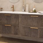 Das Rosenfeld Badmöbel 160 in Eiche dunkel strahlt Luxus und Ruhe aus. Gefertigt aus massivem Eichenholz mit Rillenfront, vier hochwertigen Softclose-Schubladen und einem matten weißen Mineralwerkstoff- mit Überlauf. Das Waschbecken ist wahlweise mit oder