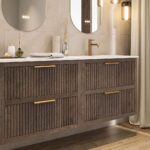 Das Rosenfeld Badmöbel 160 in Eiche dunkel strahlt Luxus und Ruhe aus. Gefertigt aus massivem Eichenholz mit Rillenfront, vier hochwertigen Softclose-Schubladen und einem matten weißen Mineralwerkstoff- mit Überlauf. Das Waschbecken ist wahlweise mit oder