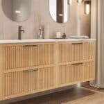 Das Rosenfeld Badmöbel 160 in Eiche natur vereint handwerkliche Präzision mit modernem Luxus. Gefertigt aus massivem Eichenholz mit Rillenfront, vier Softclose-Schubladen und einem matten weißen Mineralwerkstoff-. Das Waschbecken ist wahlweise mit oder oh