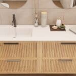 Das Rosenfeld Badmöbel 160 in Eiche natur vereint handwerkliche Präzision mit modernem Luxus. Gefertigt aus massivem Eichenholz mit Rillenfront, vier Softclose-Schubladen und einem matten weißen Mineralwerkstoff-. Das Waschbecken ist wahlweise mit oder oh