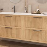 Das Rosenfeld Badmöbel 160 in Eiche natur vereint handwerkliche Präzision mit modernem Luxus. Gefertigt aus massivem Eichenholz mit Rillenfront, vier Softclose-Schubladen und einem matten weißen Mineralwerkstoff-. Das Waschbecken ist wahlweise mit oder oh