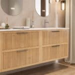 Das Rosenfeld Badmöbel 160 in Eiche natur vereint handwerkliche Präzision mit modernem Luxus. Gefertigt aus massivem Eichenholz mit Rillenfront, vier Softclose-Schubladen und einem matten weißen Mineralwerkstoff-. Das Waschbecken ist wahlweise mit oder oh