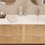 Das Rosenfeld Badmöbel 160 in Eiche natur vereint handwerkliche Präzision mit modernem Luxus. Gefertigt aus massivem Eichenholz mit Rillenfront, vier Softclose-Schubladen und einem matten weißen Mineralwerkstoff-. Das Waschbecken ist wahlweise mit oder oh